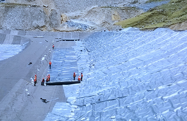 INSTALACIÓN DE GEOMEMBRANA EN LA POZA 1 DEL DAM D